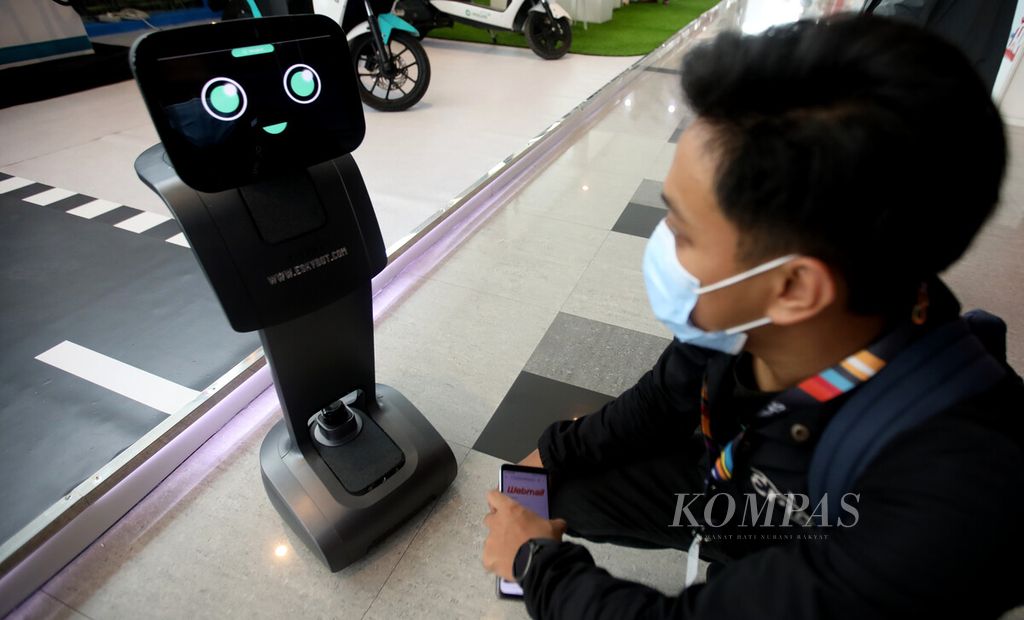 Robot asisten Temi yang dilengkapi dengan kecerdasan buatan atau artificial intelligence (AI) turut meramaikan gelaran Indonesia International Motor Show (IIMS) Hybrid 2022 di JI Expo Kemayoran, Jakarta, Kamis (31/3/2022). 