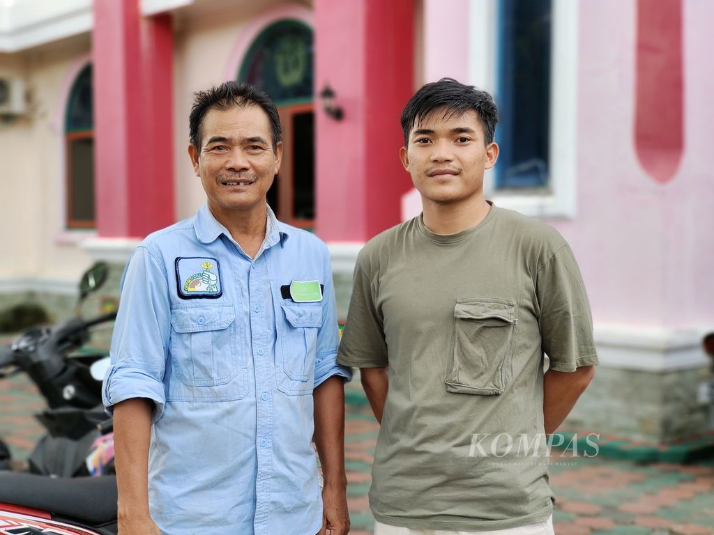 Syamsuri (60) dan anaknya, Muhammad Hafiz (22), dua jemaah shalat Dzuhur di Masjid Cheng Ho Palembang, Sumatera Selatan, Senin (18/3/2024).