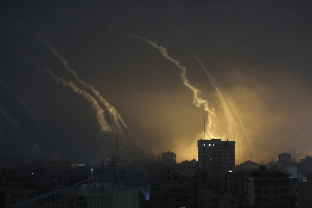 Asap dan ledakan dari serangan udara Israel di Gaza utara pada Sabtu (28/10/2023) tampak di cakrawala.