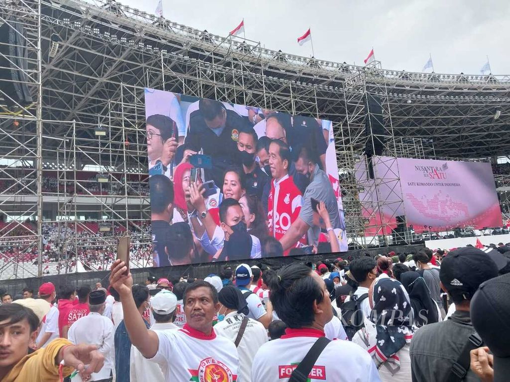 Presiden Joko Widodo pada acara Nusantara Bersatu, Satu Komando untuk Indonesia, yang digelar Gerakan Nusantara Bersatu dari simpul-simpul sukarelawan Jokowi di Stadion Utama Gelora Bung Karno, Jakarta, Sabtu (26/11/2022).
