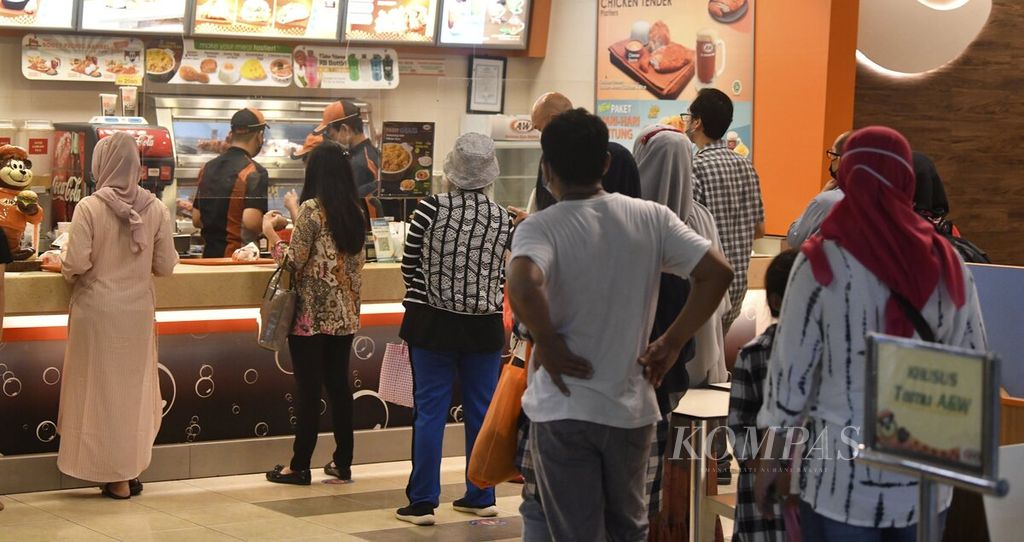 Pengunjung mengantre untuk membeli makanan di salah satu restoran cepat saji di Pasar Tanah Abang, Jakarta Pusat, Senin (1/3/2021). 