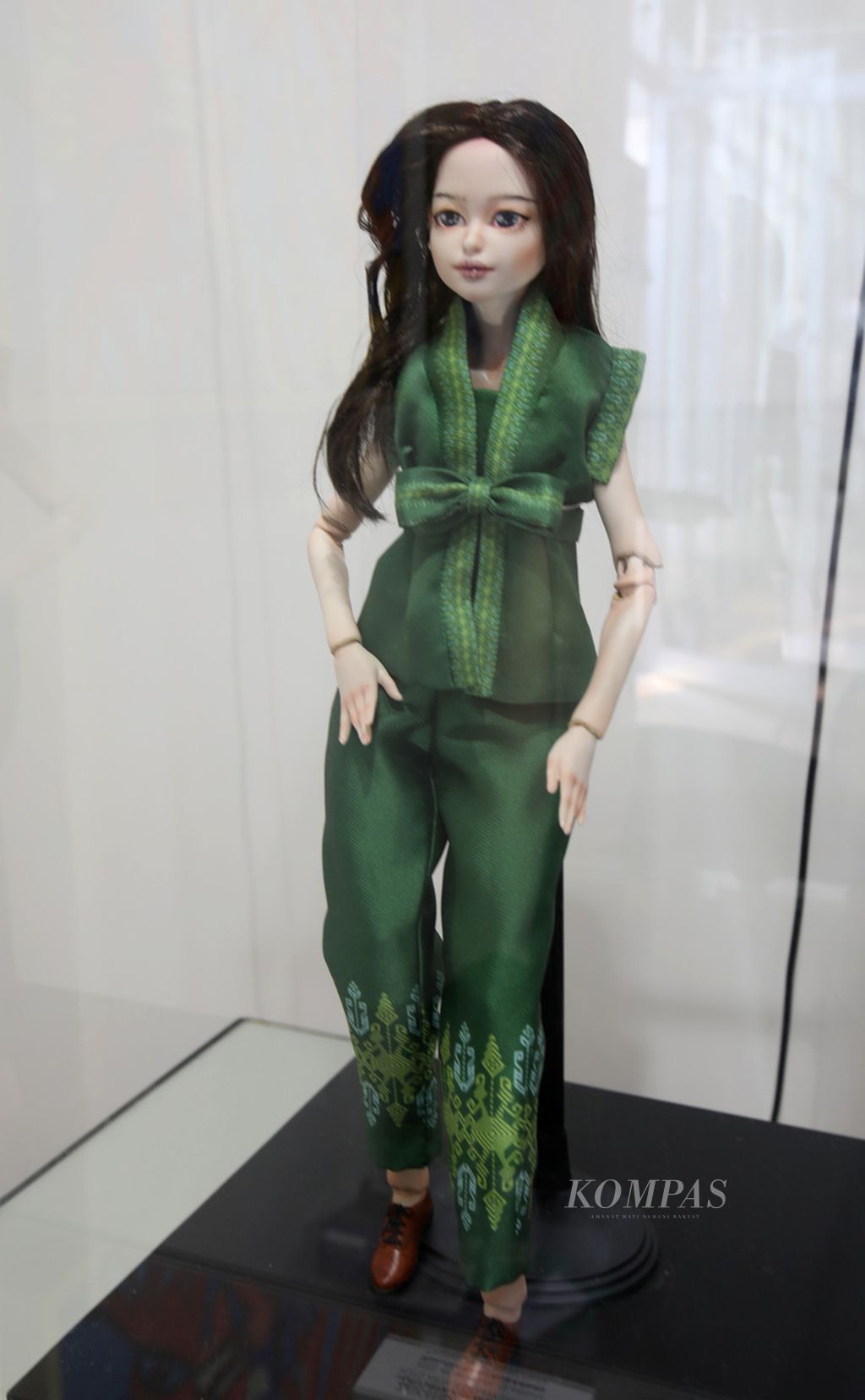 Baju desain Denny Wirawan yang dikenakan boneka porselen "Aruna in Zrikandi" karya Putu Arya dalam ajang Art Jakarta Garden di Hutan Kota by Plataran Senayan, Jakarta, Sabtu (9/4/2022).