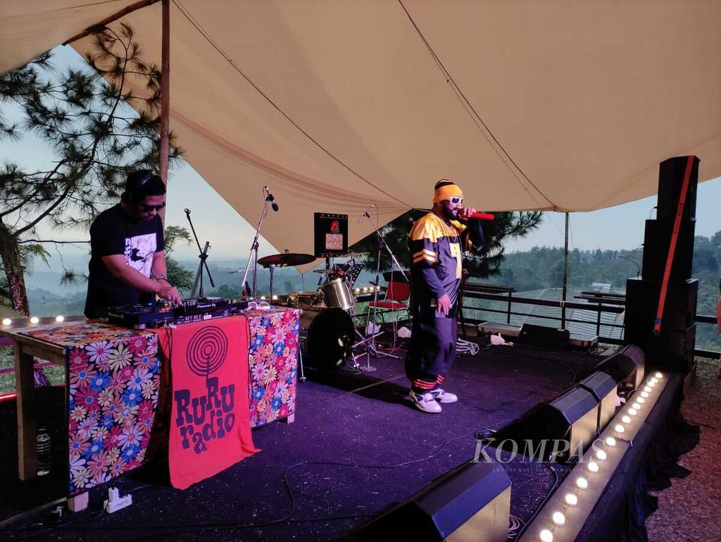 Tomy Bollin (kanan) melantunkan lagu-lagu hiphop diiringi disjoki Pucat Pasi saat RRRec Fest in the Valley 2023 di Sukabumi, Jawa Barat, Sabtu (7/10/2023).