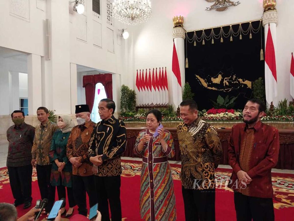 Presiden Joko Widodo saat menyampaikan keterangan pers seusai bertemu dengan para pimpinan lembaga negara di Istana Negara, Jakarta, Jumat (12/8/2022).