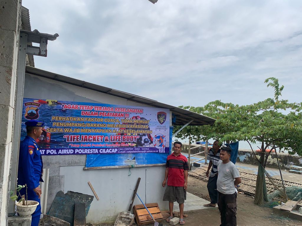 Jajaran Polair Polresta Cilacap memasang spanduk imbauan memakai l<i>ife jacket</i> dan dilarang berenang di laut demi keselamatan masyarakat dan nelayan di Cilacap, Jawa Tengah, Jumat (30/6/2023).
