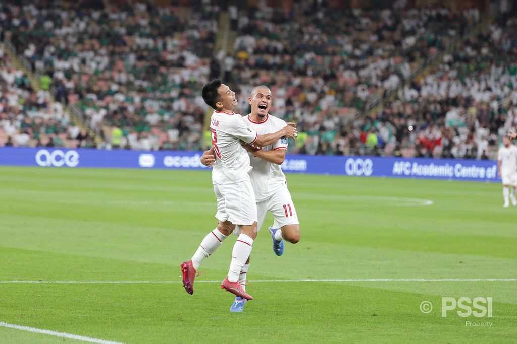 Penyerang Indonesia, Ragnar Oratmangoen (kiri), berpelukan dengan rekannya, Witan Sulaeman, untuk merayakan gol Indonesia ke gawang Arab Saudi pada gim putaran ketiga Kualifikasi Piala Dunia 2026, Jumat (6/5/2024) WIB, di Stadion Kota Olahraga Raja Abdullah, Jeddah. Indonesia menahan imbang Arab Saudi, 1-1.