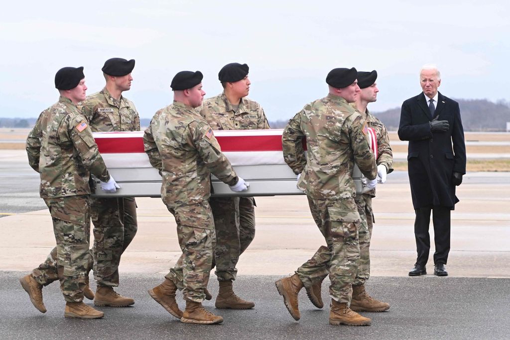 Presiden AS Joe Biden tiba di Pangkalan Angkatan Udara Dover di Dover, Delaware, AS, Jumat (2/2/2024), dan menyaksikan kedatangan tiga jenazah tentara AS yang tewas dalam serangan pesawat nirawak di Jordania utara pada 28 Januari 2024.