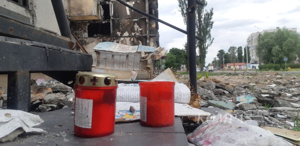 Part of the remains belonging to residents of a destroyed flat in Borodyanka, Kyiv Province, Friday (17/6/2022). This flat was destroyed by bombs and Russian artillery attacks on March 2, 2022.