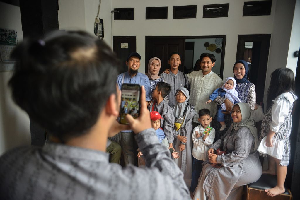 Beberapa anggota keluarga foto bersama di salah satu rumah di kawasan Petukangan Utara, Pesanggrahan, Jakarta Selatan, Sabtu (22/4/2023). Hari raya Idul Fitri menjadi salah satu momentum umat Islam untuk saling bermaaf-maafan dan bersilaturahmi kepada keluarga dan sahabat terdekat. 