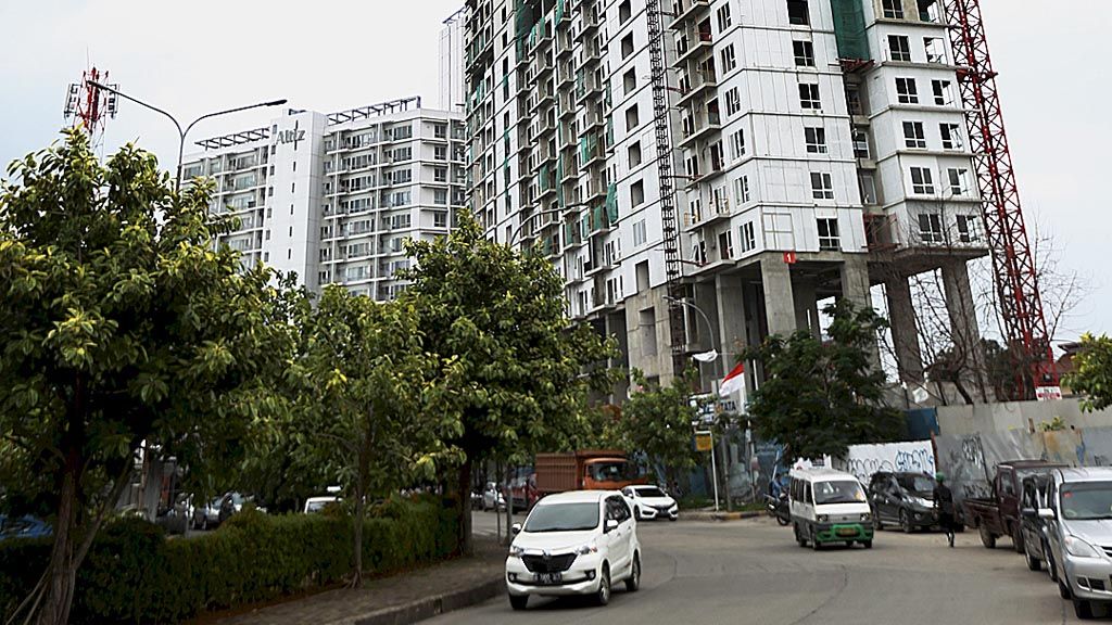 Pembangunan tower apartemen di kawasan Bintaro, Tangerang Selatan, Banten, Rabu (31/1). Bintaro yang dulunya adalah kawasan perumahan tapak kini juga menawarkan hunian vertikal. Kemudahan akses jalan tol dan kereta membuat kawasan tersebut berkembang.