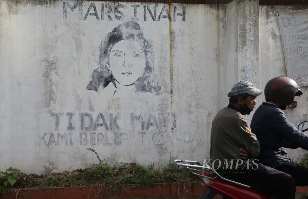 Mural almarhum Marsinah tergambar di tembok sebuah rumah di kawasan Pondok Cabe, Tangerang Selatan, Banten, Jumat (21/1/2022). Marsinah menjadi simbol abadi perjuangan menegakkan kebenaran yang tak akan pernah luntur di hati masyarakat.