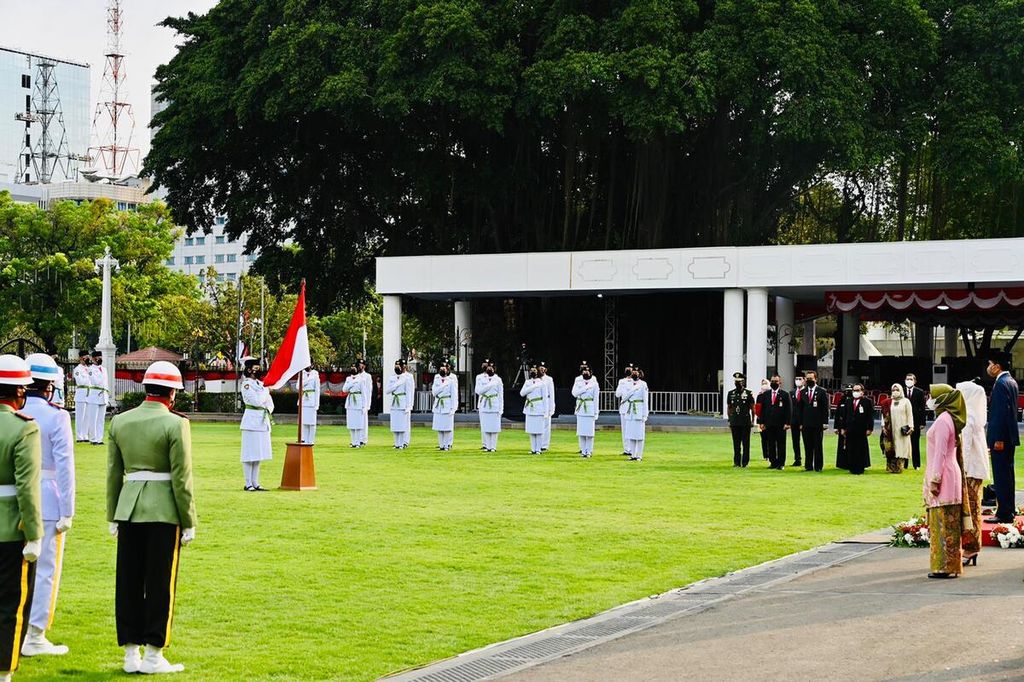 Presiden Joko Widodo mengukuhkan 68 anggota Paskibraka yang akan bertugas pada upacara peringatan HUT Ke-77 RI di halaman Istana Merdeka, Jakarta, Senin (15/8/2022). Mereka adalah wakil dari 34 provinsi.