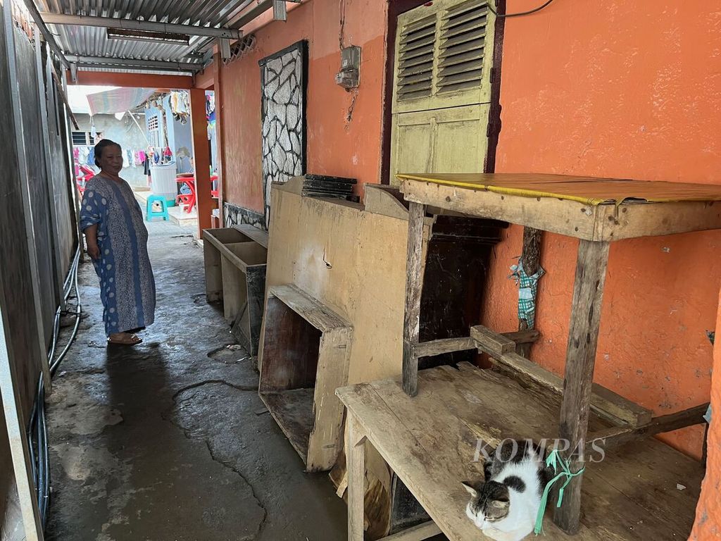 Farida Baso (56) menunjukkan rongsokan perabotan kayu, Kamis (18/1/2024), di samping rumahnya di Kelurahan Komo Luar, Wenang, Manado, Sulawesi Utara. Pascabanjir yang terjadi pada Januari 2023, warga yang tak bisa merelokasi diri berupaya beradaptasi dengan risiko bencana.