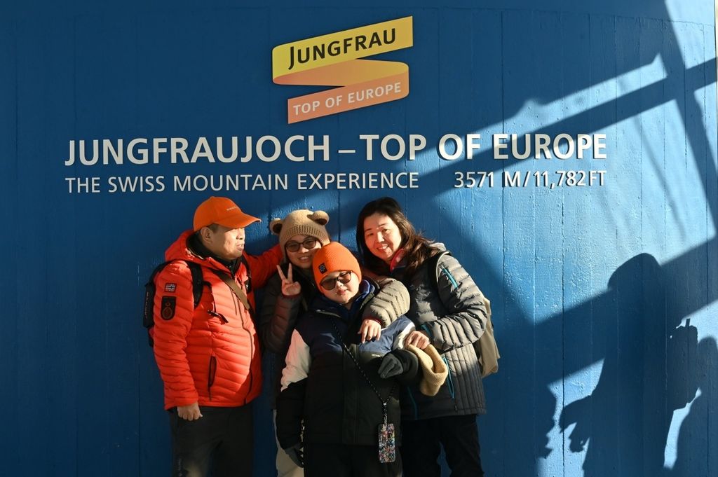 Berfoto di puncak Jungfrau, Swiss, Sabtu (17/12/2022),