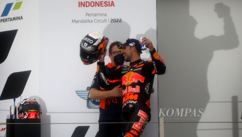 Pebalap Red Bull KTM, Miguel Oliveira, muncul di podium setelah memenangi Granprix MotoGP Indonesia di Sirkuit Internasional Pertamina Mandalika, Lombok Tengah, NTB, Minggu (20/3/2022). Dalam balapan yang berlangsung dalam kondisi basah akibat hujan deras, Miguel Oliveira keluar sebagai pebalap tercepat. Pebalap Monster Energy Yamaha, Fabio Quartararo, menempati urutan kedua, disusul pebalap Pramac Racing, Johann Zarco, di peringkat ketiga. 