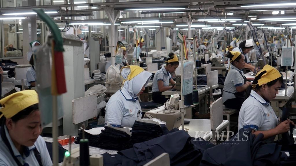 Aktivitas produksi divisi garmen PT Sri Rejeki Isman Tbk atau Sritex di Sukoharjo, Jawa Tengah, Rabu (13/2/2019). Industri tekstil dan produk tekstil masih memiliki peluang luas di pasar dalam negeri ataupun ekspor, tetapi menghadapi tantangan efisiensi dan persaingan global.