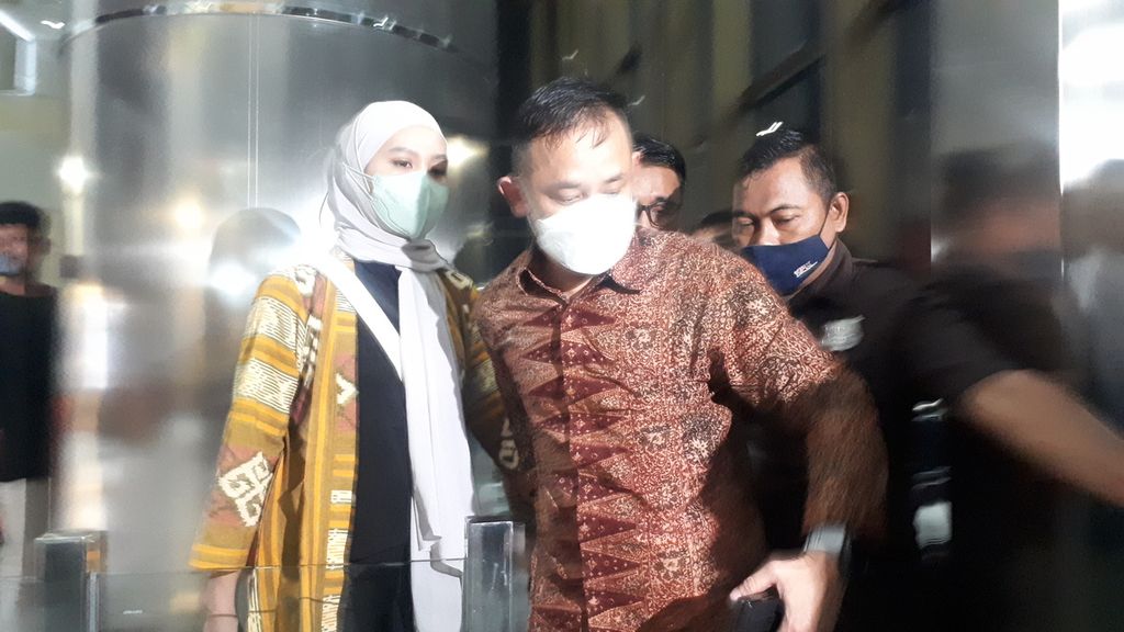 Kepala BPN Jakarta Timur Sudarman Harjasaputra dan istri keluar dari Gedung KPK, Jakarta, Selasa (21/3/2023).