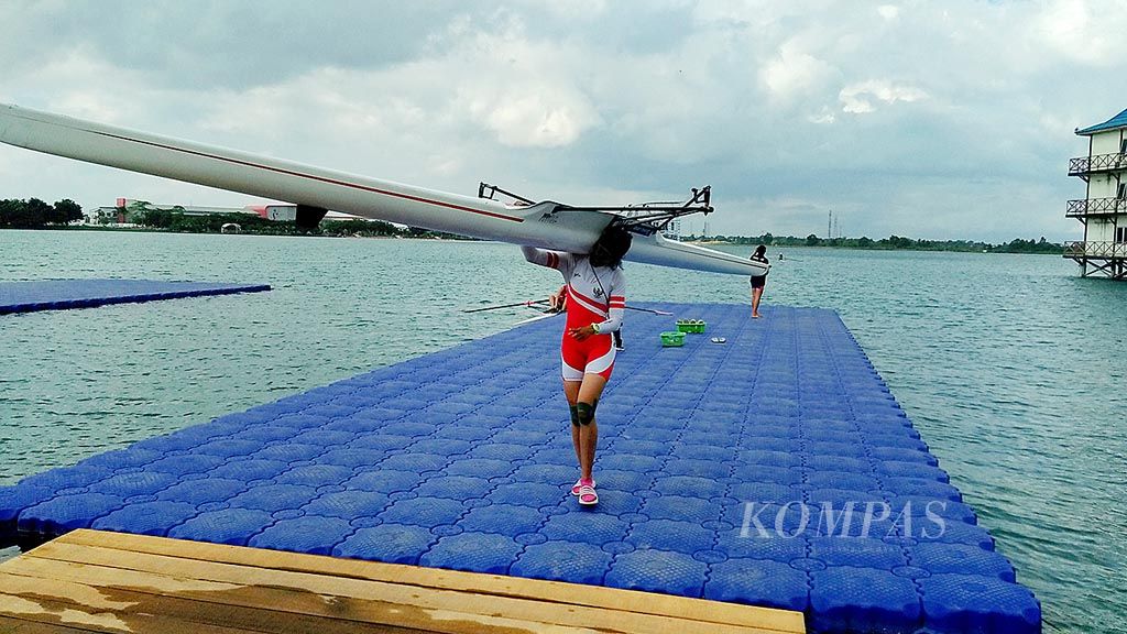 Pedayung putri Indonesia, Firdausi Nurul Hakim, memikul perahunya seusai mengikuti lomba pada Kejuaraan Rowing Asia 2017, Sabtu (9/12), di Jakabaring,  Palembang.  Pada nomor W1X,  Firda lolos ke babak final setelah menempati posisi terdepan pada babak repechages.