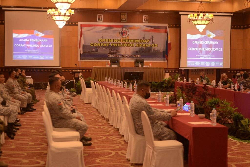 Upacara pembukaan Patroli Terkoordinasi Filipina-Indonesia XXXVI yang digelar di Manado, Sulawesi Utara, pada Selasa (5/7/2022). Indonesia diwakili Panglima Komando Armada II Laksamana Muda Tolhas Hutabarat, sedangkan Filipina direpresentasikan oleh Komandan Eastern Mindanao Command, Letnan Jenderal Greg T Almerol.