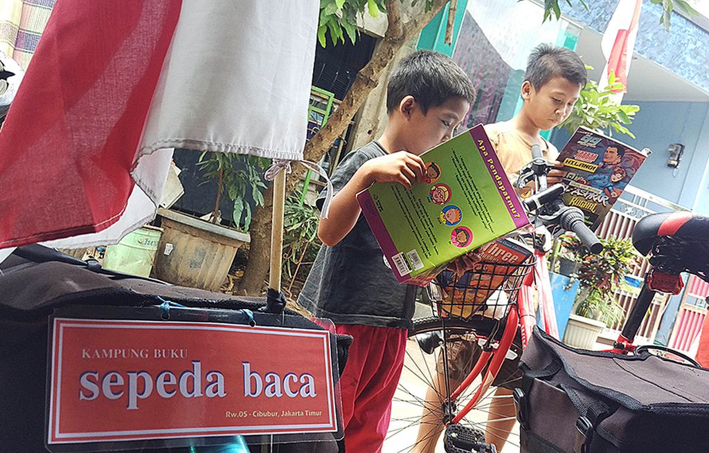 Suasana saat tim Gowes Literasi melakukan perjalanan dari Jakarta ke Cirebon, Jawa Barat, 3-11 September. Dari kegiatan itu, mereka mendapat banyak hal, termasuk melihat langsung potret literasi di sejumlah daerah yang jauh dari baik.