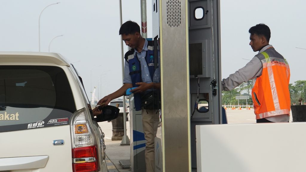 Petugas jalan tol melayani pemudik di Gerbang Tol Ujung Jaya, Dawuan, Jawa Barat, setelah melintas di Tol Cileunyi-Sumedang-Dawuan atau Cisumdawu seksi 4 sampai 6, Rabu (19/4/2023).