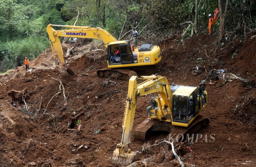 Dua ekskavator dikerahkan untuk membantu pencarian korban yang masih tertimbun longsoran di dekat Warung Sate Shinta di Restoran Warung Sate Shinta di Desa Cijedil, Kecamatan Cugenang, Kabupaten Cianjur, Jawa Barat, Sabtu (3/12/2022). 