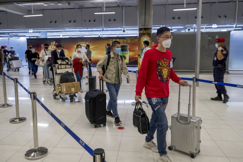 Wisatawan asing dari Shanghai, China, tiba di Bandara Suvarnabhumi, Bangkok, Thailand, Selasa (20/10/2020). Thailand mulai menerima kembali kedatangan wisatawan asing.