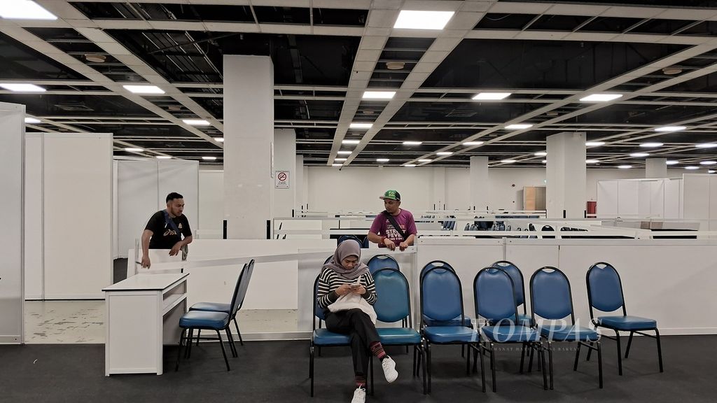 Pekerja mendirikan tempat pemungutan suara di Pusat Dagang Dunia Kuala Lumpur, Malaysia, Sabtu (9/3/2024). Komisi Pemilihan Umum akan menggelar pemungutan suara ulang melalui metode TPS dan kotak suara keliling yang akan diikuti oleh 62.217 pemilih di Kuala Lumpur. Para pemilih dilayani melalui 22 TPS dan 120 lokasi KSK.