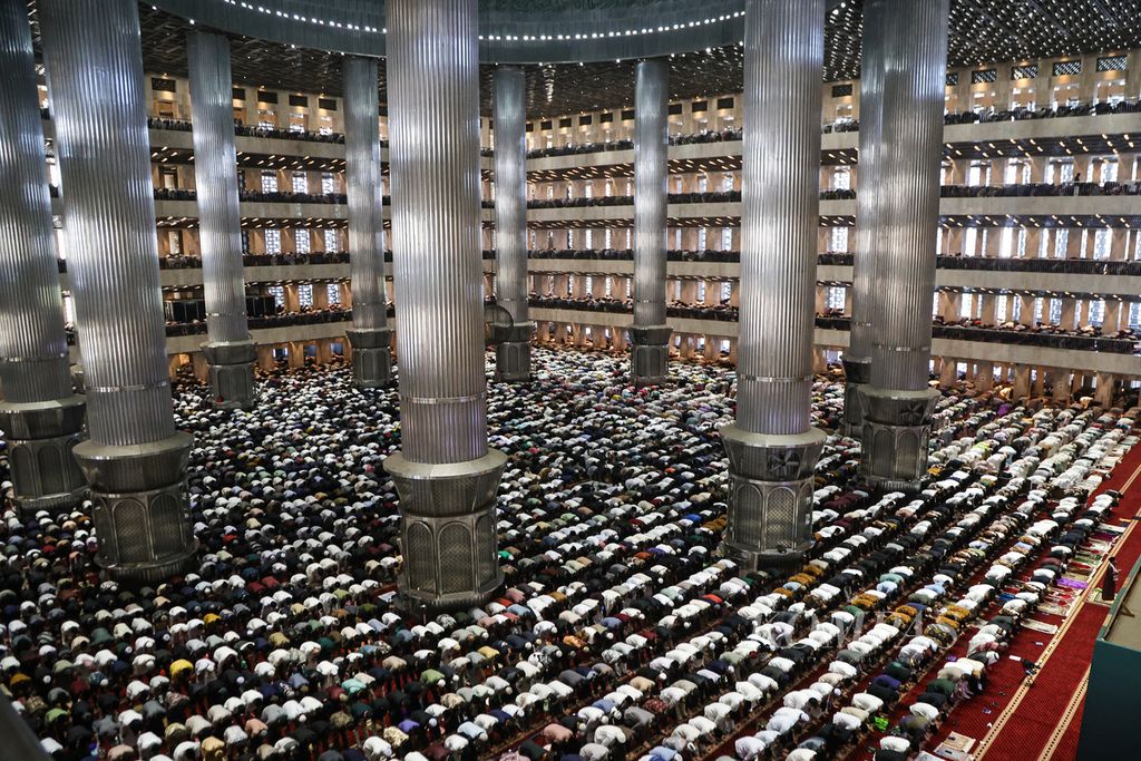 Suasana shalat Idul Fitri 1445 Hijriah di Masjid Istiqlal, Jakarta, Rabu (10/4/2024). Setelah sebulan penuh menunaikan ibadah puasa, Idul Fitri menjadi momen bagi umat Islam untuk saling memaafkan dan mempererat silaturahmi. 
