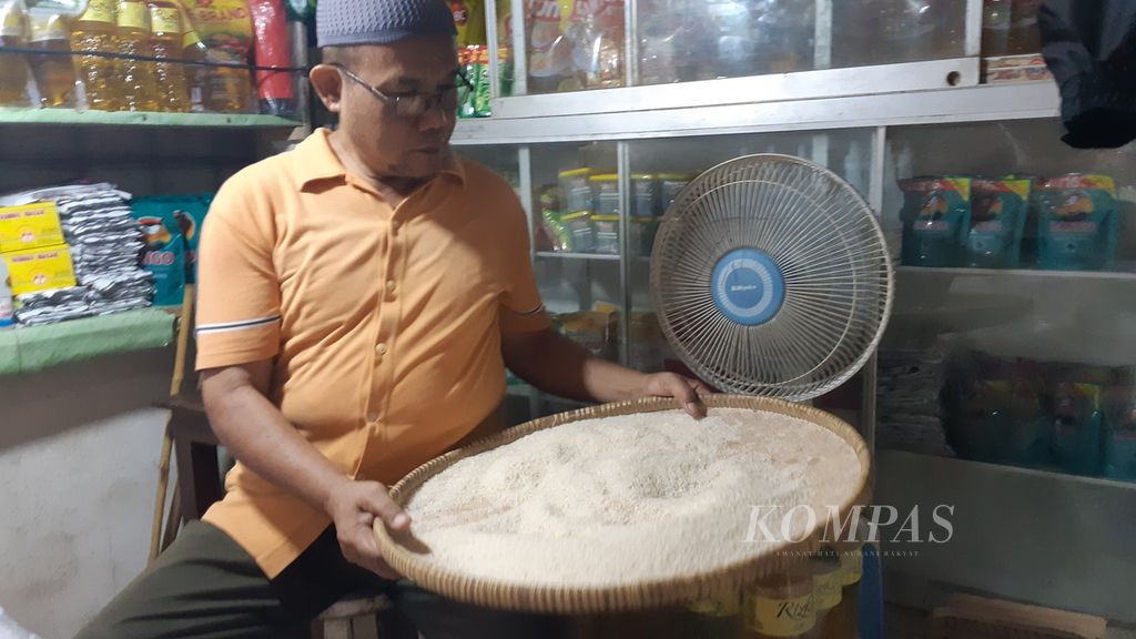 Pedagang beras sedang membersihkan beras di Pasar Manis, Purwokerto, Kabupaten Banyumas, Jawa Tengah, Selasa (13/2/2024).