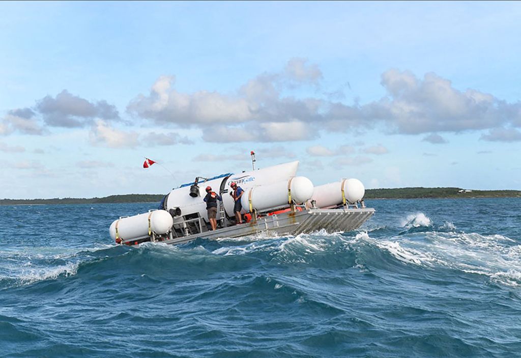 Foto tanpa tanggal yang dirilis OceanGate Expeditions ini menunjukkan kapal selam Titan diangkut ke lokasi penyelaman.  Hilang sejak Minggu (19/6/2023) saat penyelaman menuju lokasi bangkai Titanic di Samudera Atlantik, Titan terus menjadi target pencarian tim penyelamat.  