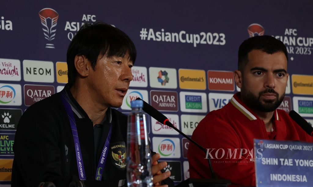 Pelatih Indonesia Shin Tae-yong, yang didampingi Jordi Amat, memberikan keterangan pers di ruang Main Media Center di Doha, Qatar, Kamis (18/1/2024). Indonesia akan melawan Vietnam di pertandingan penyisihan kedua Grup D Piala Asia 2023 di Stadion Abdullah bin Khalifa, Doha, Jumat (19/1/2024). 