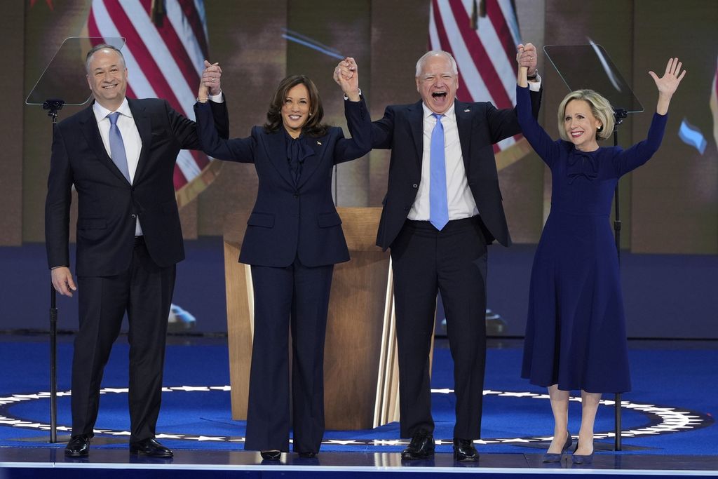 Kamala Harris (kedua dari kiri) dan Tim Walz (kedua dari kanan) selepas ditetapkan sebagai calon presiden dan wakil presiden Amerika Serikat dari Partai Demokrat, Kamis (22/8/2024) di Chicago, AS.