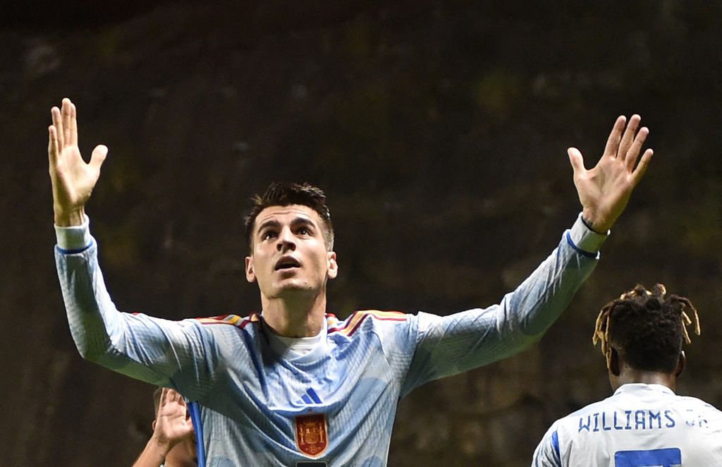 Penyerang Spanyol, Alvaro Morata, memanjatkan syukur atas golnya ke gawang Portugal pada laga penyisihan Grup A2 Liga Nasional Eropa di Stadion Municipal Braga, Portugal, Rabu (28/9/2022) dini hari WIB. Spanyol menang 1-0 berkat gol semata wayang Morata. 