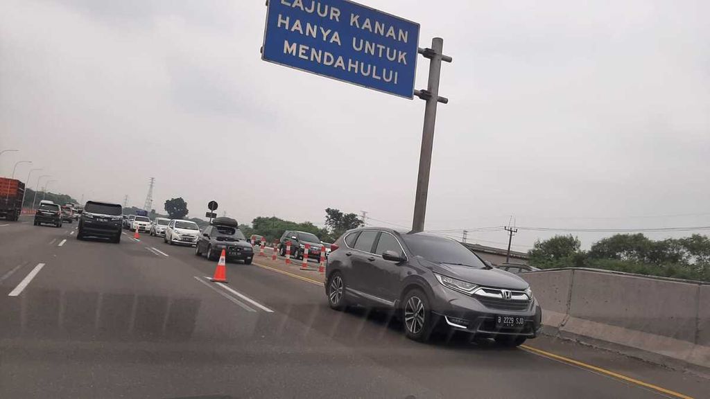 Situasi lalu lintas ramai lancar di Kilometer 65 Jalan Tol Jakarta-Cikampek saat penerapan rekayasa lalu lintas <i>contra flow</i> dalam rangka arus balik Lebaran 2023 pada Senin (1/5/2023).
