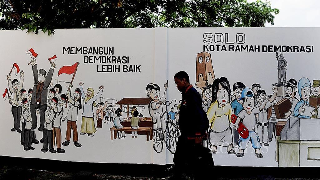 Sebuah mural bertema demokrasi menghiasi tembok Kantor Komisi Pemilihan Umum Kota Solo, Jawa Tengah, Jumat (13/10/2017). Mural itu membawa pesan tentang tumbuhnya proses demokrasi di tengah keberagaman sosial budaya masyarakat.