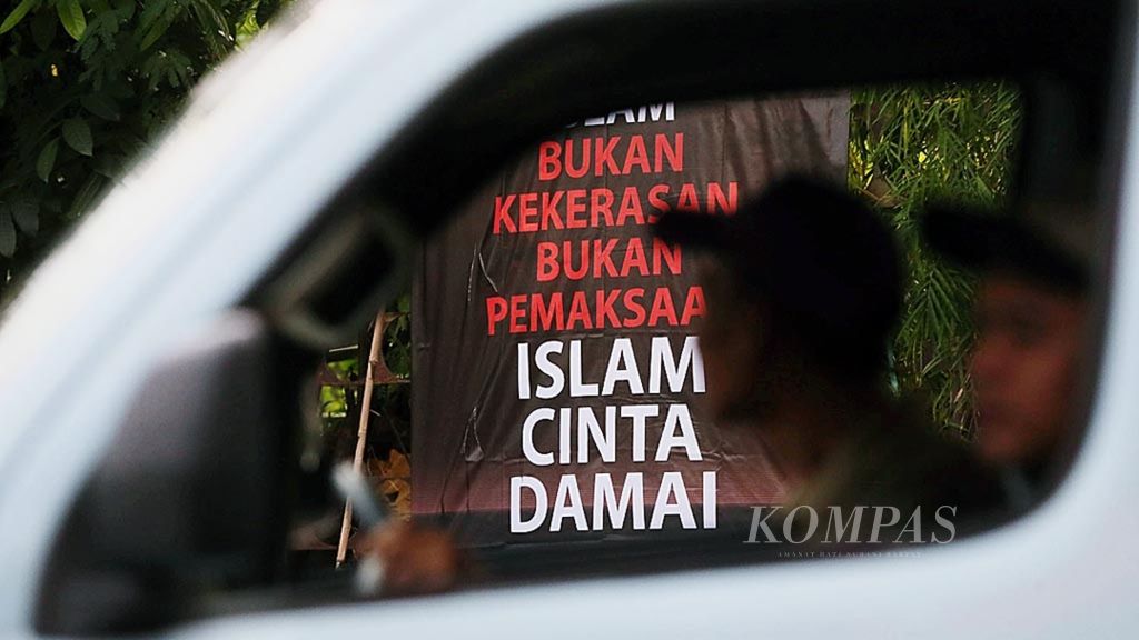 Spanduk terkait Islam Yang Cinta Damai terpasang di Jalan Ciputat Raya, Pondok Pinang, Jakarta, Kamis (29/6/2017). Menolak kekerasan dan mengedepankan kedamaian menjadi salah satu cara untuk tetap menjaga keutuhan Indonesia.