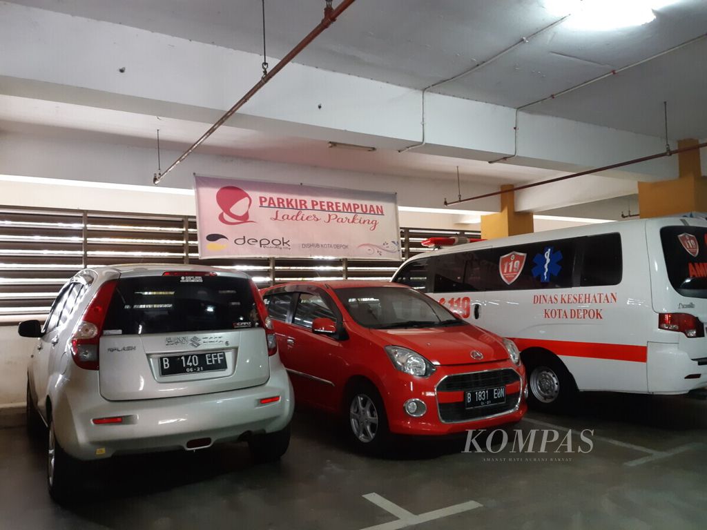 Area parkir khusus perempuan di kantor Wali Kota Depok, Jumat (19/7/2019).