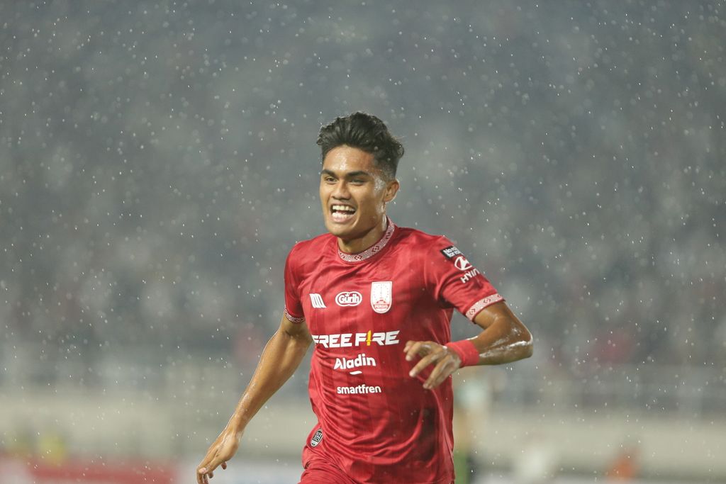 Pemain Persis Solo Ramadhan Sananta tengah berlari saat bertanding melawan Jeonbuk Hyundai Motors FC dalam laga pr musim, di Stadion Manahan, Kota Surakarta, Jawa Tengah, Sabtu (17/6/2023) malam. 