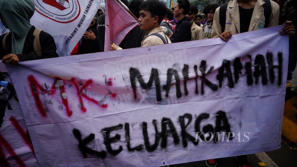 Salah satu spanduk aksi yang dibawa ratusan mahasiswa dari Badan Eksekutif Mahasiswa (BEM) saat menggelar demonstrasi menolak putusan Mahkamah Konstitusi di kawasan Patung Kuda Arjuna Wijaya, Jakarta, Jumat (20/10/2023). 