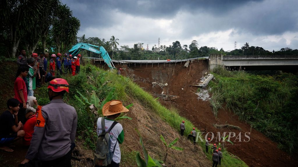Alat berat dikerahkan untuk menangani jalan tol yang longsor di Tol Bogor-Ciawi-Sukabumi (Bocimi) Km 64 di Desa Purwasari, Cicurug, Kabupaten Sukabumi, Jawa Barat, Kamis (4/4/2024). Longsor terjadi pada Rabu (3/4/2024) sekitar pukul 20.00.