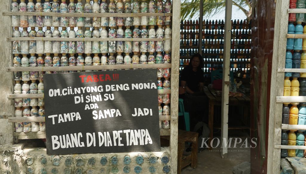 Papan peringatan di depan ”rumah botol” di Pulau Tulang di Tobelo, Halmahera Utara, Maluku Utara, awal September 2023.