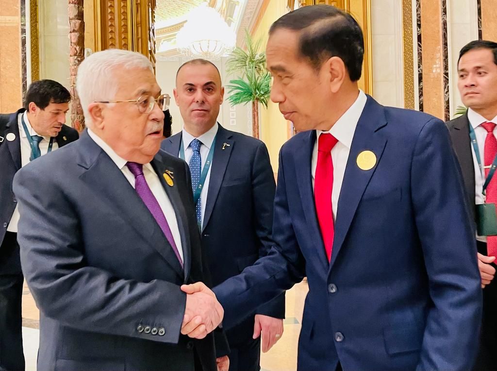 Presiden Joko Widodo bertemu Presiden Palestina Mahmoud Abbas di sela-sela Konferensi Tingkat Tinggi (KTT) Luar Biasa Organisasi Kerja Sama Islam (OKI) di Riyadh, Arab Saudi, Sabtu (11/11/2023). Presiden Jokowi menyampaikan keprihatinan mendalam atas apa yang terjadi di Palestina.