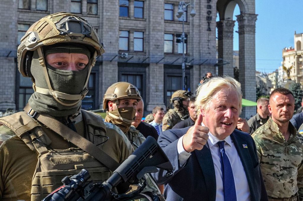 Foto tanggal 24 Agustus 2022 ini memperlihatkan Perdana Menteri Inggris saat itu, Boris Johnson, mengunjungi Lapangan Maidan, Kyiv, Ukraina. 
