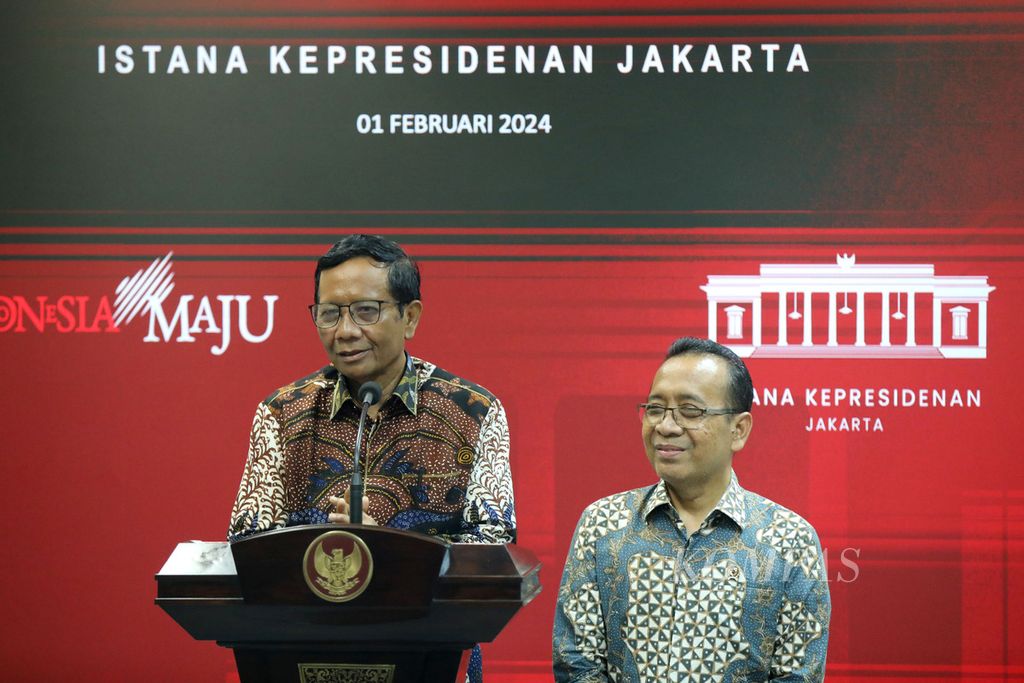 Menko Polhukam Mahfud MD didampingi Menteri Sekretaris Negara Pratikno memberikan keterangan seusai menyerahkan surat pengunduran diri sebagai menteri kepada Presiden Joko Widodo di Istana Kepresidenan, Jakarta, Kamis (1/2/2024). 