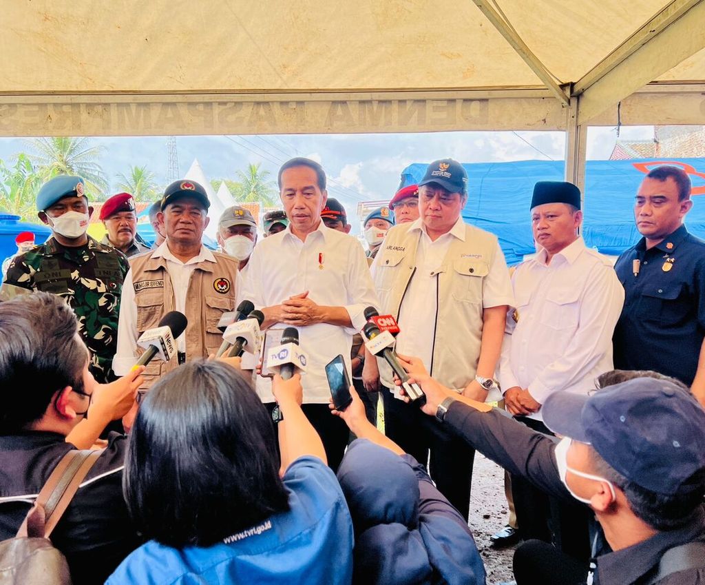 Presiden Jokowi memberikan keterangan pers seusai meninjau lokasi pengungsi korban gempa di Posko Bantuan Paspampres Desa Cijedil, Kecamatan Cugenang, Cianjur, 5 Desember 2022.