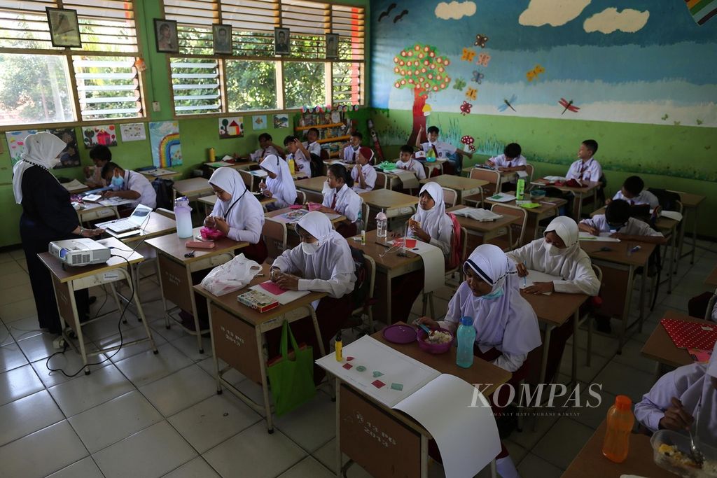 Suasana pembelajaran tatap muka (PTM) di SDN 12 Bintaro, Jakarta Selatan, Senin (3/1/2022). 