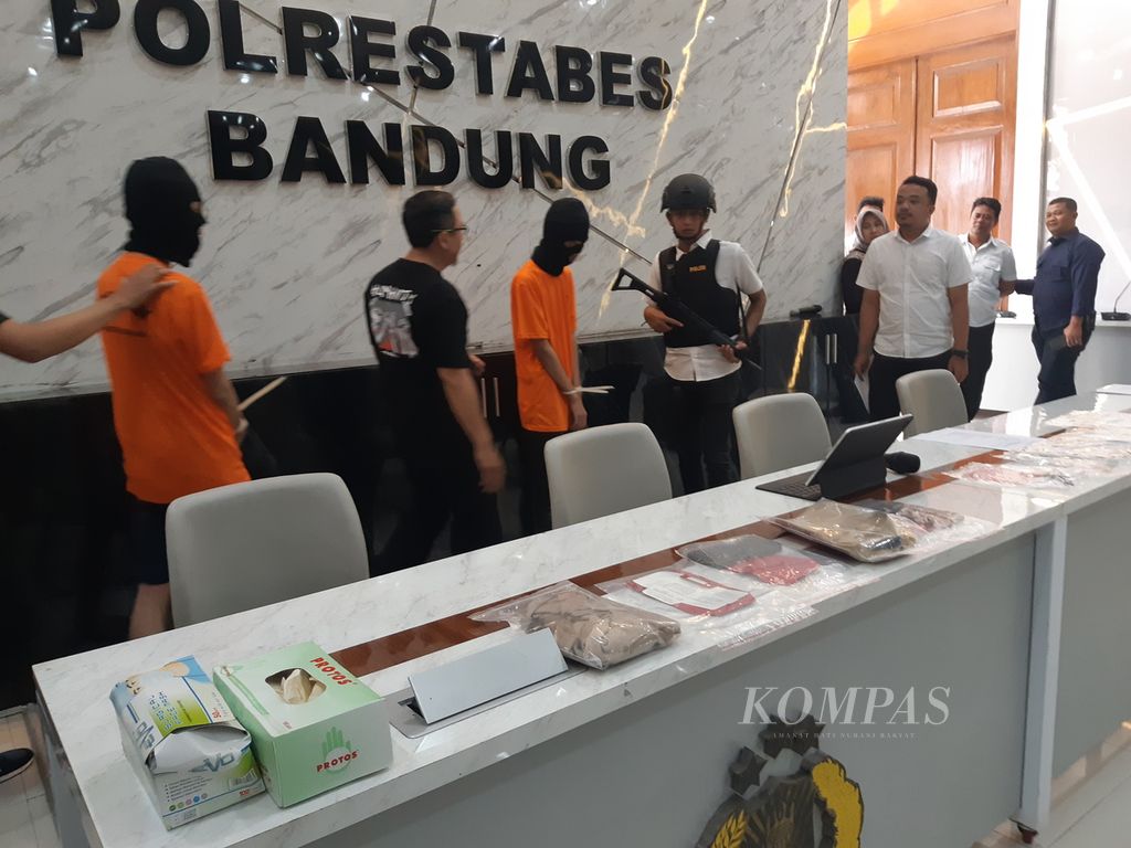 Penyidik Polrestabes Bandung menunjukkan dua pelaku kasus tindak pidana perdagangan orang dengan korban seorang anak di Kota Bandung, Jawa Barat, Rabu (20/12/2023). Dua pelaku yang berinisial DF dan AD telah ditetapkan sebagai tersangka dalam kasus ini.