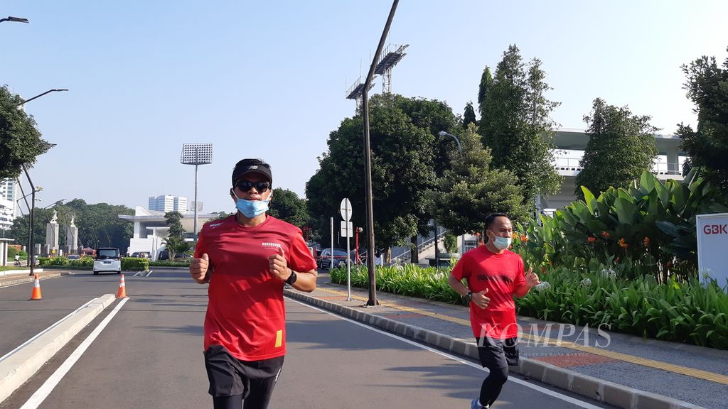 Ilustrasi : Gun Gun Heryanto (44), peserta Borobudur Marathon 2020, tengah mengejar target jarak untuk lari virtual setengah maraton di Gelora Bung Karno, Jakarta, Minggu (15/11/2020).