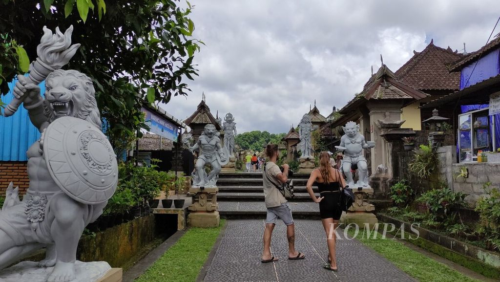 Suasana di Desa Penglipuran, desa wisata yang berada di Kecamatan Kubu, Kabupaten Bangli, Bali, Minggu (11/12/2022). Desa wisata Penglipuran ramai dikunjungi wisatawan, baik pelancong dari dalam negeri maupun turis asing. 